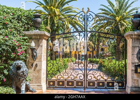 Miami Beach Florida, domaine de Star Island, porte privée entrée de sécurité entrée lion sculpture dorée en fer forgé Banque D'Images