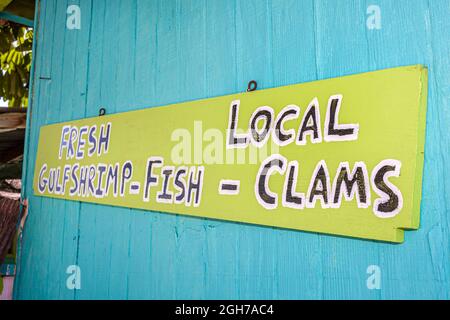 Port de Floride Charlotte Harbour, marché aux poissons Placida, panneau peint à la main palourdes crevettes crevettes crevettes fruits de mer frais locaux Banque D'Images