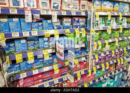 Miami Beach Florida, pharmacie Walgreens pharmacie intérieur, étagère étagères afficher vente OTC médecine froide Claritin Benadryl Banque D'Images
