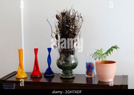 Objets de décoration intérieure d'un appartement résidentiel. Divers objets en verre transparent. Banque D'Images