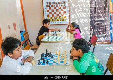 Tacna Peru,Avenida Modesto Basadre camp d'échecs gameboard,Hispanic garçons homme fille femelle enfants enfants étudiants jouant à l'étude Banque D'Images