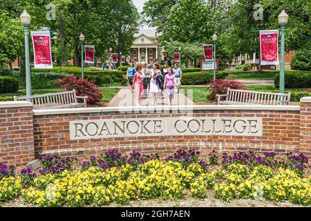 Salem Virginia, Roanoke College, école campus entrée panneau jour de remise des diplômes étudiant de famille Banque D'Images