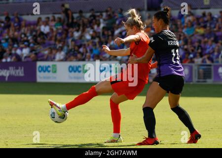 Orlando, États-Unis. Le 05septembre 2021. Kristie Mewis (19 Houston Dash) prend le contrôle du ballon lors du match de la Ligue nationale de football féminin entre Orlando Pride et Houston Dash au stade Exploria d'Orlando, en Floride. AUCUNE UTILISATION COMMERCIALE. Crédit: SPP Sport presse photo. /Alamy Live News Banque D'Images