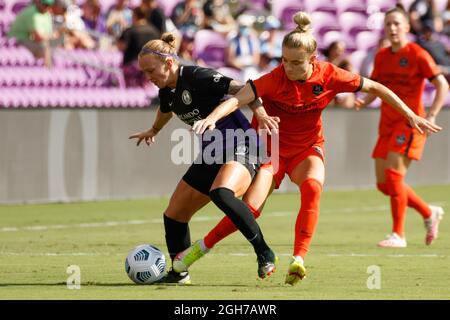 Orlando, États-Unis. Le 05septembre 2021. Kristie Mewis (19 Houston Dash) tire le ballon loin de Gunny Jonsdottir (8 Orlando Pride) pendant le match de la National Women's Soccer League entre Orlando Pride et Houston Dash au stade Exploria à Orlando, en Floride. AUCUNE UTILISATION COMMERCIALE. Crédit: SPP Sport presse photo. /Alamy Live News Banque D'Images