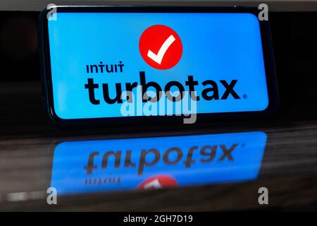 Brésil. Le 05septembre 2021. Sur cette photo, le logo TurboTax (Intuit) apparaît sur un smartphone. (Photo de Rafael Henrique/SOPA Images/Sipa USA) crédit: SIPA USA/Alay Live News Banque D'Images