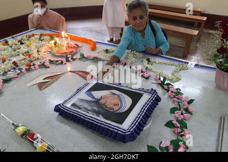 Kolkata, Inde. Le 05septembre 2021. Les dévotés prie le tombeau de mère Teresa pour marquer l'anniversaire de sa mort à Kolkata. La religieuse catholique lauréate du prix Nobel de la paix, qui a passé 45 ans à servir les pauvres, les malades, les orphelins et les mourants, est décédée à Kolkata ce jour-là, en 1997, à l'âge de 87 ans. (Photo de Dipa Chakraborty/Pacific Press) crédit: Pacific Press Media production Corp./Alay Live News Banque D'Images