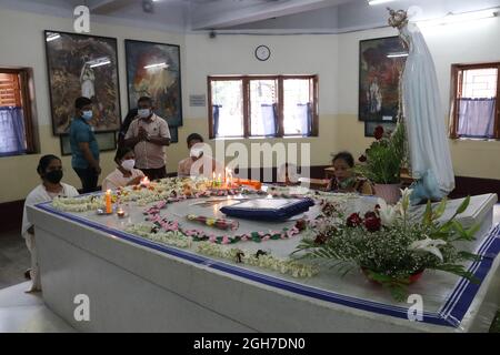 Kolkata, Inde. Le 05septembre 2021. Les dévotés prie le tombeau de mère Teresa pour marquer l'anniversaire de sa mort à Kolkata. La religieuse catholique lauréate du prix Nobel de la paix, qui a passé 45 ans à servir les pauvres, les malades, les orphelins et les mourants, est décédée à Kolkata ce jour-là, en 1997, à l'âge de 87 ans. (Photo de Dipa Chakraborty/Pacific Press) crédit: Pacific Press Media production Corp./Alay Live News Banque D'Images