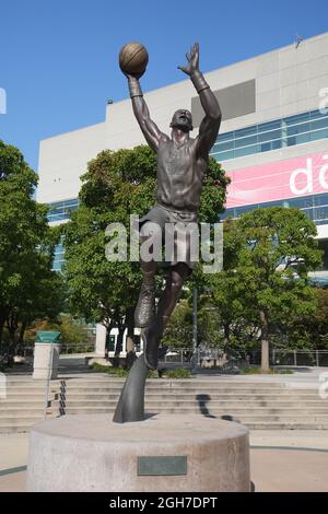 Une statue de l'ancien joueur de jazz de l'Utah Karl Malone au Vivint Smart Home Arena, le dimanche 5 septembre 2021, à Salt Lake City. Banque D'Images