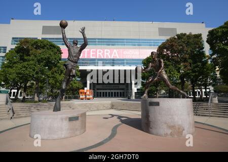 Une statue des anciens joueurs de jazz de l'Utah Karl Malone (à gauche) et John Stockton à Vivint Smart Home Arena, le dimanche 5 septembre 2021, à Salt Lake City. Banque D'Images