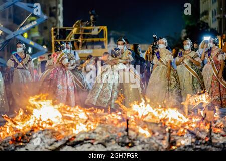 Plusieurs falla excités sont vus regarder leur brûlage pendant la nuit de la Crema à la Plaza del Ayuntamiento de Valence. La Crema ('brûlé') est l'acte de mettre le feu à des monuments en carton ou en bois (dans ce cas les Fallas) pendant les festivités dans diverses villes autour de la Communauté Valencienne (Espagne). Avec l'incendie des monuments, il marque la fin du festival. Le Fallas, le festival le plus célèbre de Valence, est célébré du 1er au 5 septembre 2021 avec des restrictions dues à la pandémie causée par Covid19. Banque D'Images