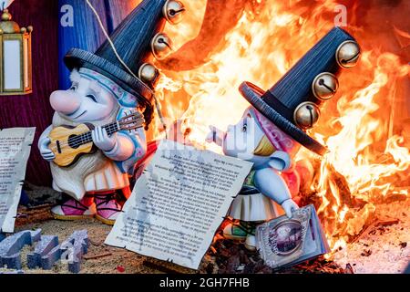 Valence, Espagne. Le 05septembre 2021. Deux ninots brûlent dans une Falla pour enfants à la Plaza del Ayuntamiento de Valence. La Crema ('brûlé') est l'acte de mettre le feu à des monuments en carton ou en bois (dans ce cas les Fallas) pendant les festivités dans diverses villes autour de la Communauté Valencienne (Espagne). Avec l'incendie des monuments, il marque la fin du festival. Le Fallas, le festival le plus célèbre de Valence, est célébré du 1er au 5 septembre 2021 avec des restrictions dues à la pandémie causée par Covid19. Crédit : SOPA Images Limited/Alamy Live News Banque D'Images