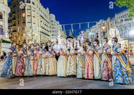 Les fallaeras de la Cour d'honneur des enfants, avec Joan Ribo, maire de Valence et le politicien Carlos Galiana, posent pour une photo à la Plaza del Ayuntamiento de Valence. La Crema ('brûlé') est l'acte de mettre le feu à des monuments en carton ou en bois (dans ce cas les Fallas) pendant les festivités dans diverses villes autour de la Communauté Valencienne (Espagne). Avec l'incendie des monuments, il marque la fin du festival. Le Fallas, le festival le plus célèbre de Valence, est célébré du 1er au 5 septembre 2021 avec des restrictions dues à la pandémie causée par Covid19. (Photo de Xis Banque D'Images