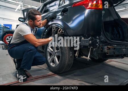 Deux pinces doubles placées au-dessus du pneu de voiture pendant la réparation Banque D'Images
