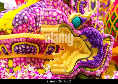 Détails de la décoration de fleurs fraîches et séchées élaborées sur un flotteur floral, parade annuelle du Festival des fleurs de Chiang mai 2018 Banque D'Images