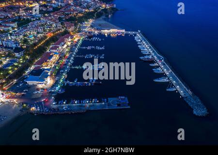 Vue aérienne de la marina de yacht la nuit Banque D'Images