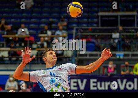 Ostrava, République tchèque. 03ème septembre 2021. Jan Kozamernik (SLO) en action pendant le Championnat d'Europe de Volleyball 2021 hommes (CEV EuroVolley), B jeu de groupe: République Tchèque contre Slovénie, le 3 septembre 2021, à Ostrava, République Tchèque. Crédit : Vladimir Prycek/CTK photo/Alay Live News Banque D'Images