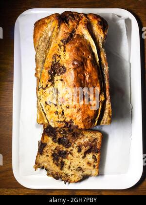 Pain au chocolat et à la banane sur l'assiette Banque D'Images