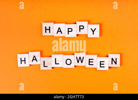 Des mots de Happy Halloween sur fond orange. Halloween concept de vacances Banque D'Images