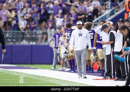 Jimmy Lake, entraîneur-chef de Washington Huskies, joue sur la touche pendant le troisième trimestre d'un match de football universitaire de la NCAA contre les Grizzlies du Montana, Banque D'Images