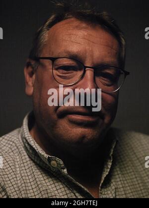 portrait de la tête et de l'épaule d'un homme d'âge moyen portant des lunettes Banque D'Images