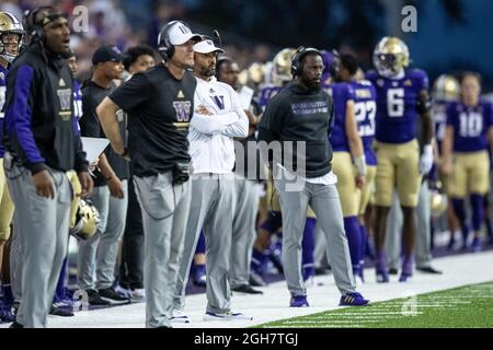 Jimmy Lake, entraîneur-chef de Washington Huskies, regarde depuis le banc de touche pendant le quatrième quart d'un match de football universitaire de la NCAA contre le Montana GRI Banque D'Images