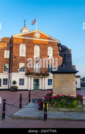 Hôtel de ville de Huntingdon, 1745, par Benjamin Timbrell, style néoclassique, et mémorial de guerre « le soldat de pensée » par Kathleen Scott, 1923 Banque D'Images