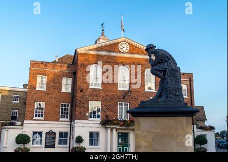 Hôtel de ville de Huntingdon, 1745, par Benjamin Timbrell, style néoclassique, et mémorial de guerre « le soldat de pensée » par Kathleen Scott, 1923 Banque D'Images