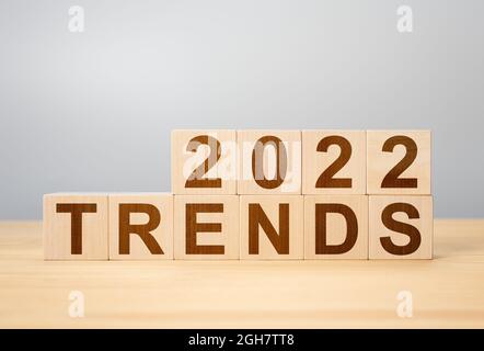 2022 tendances sur fond gris cube en bois, espace de copie. 2022 tendances concept de la nouvelle année. cubes en bois avec lettres tendances 2022. Nouvelles tendances, Trend Vision Banque D'Images