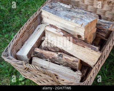 Bois de chauffage pour la cheminée dans un panier Banque D'Images