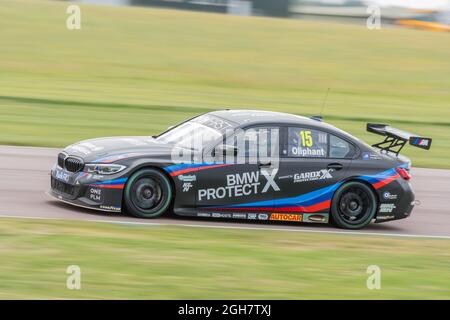 Tom Oliphant dans une BMW 330i M lors de l'événement BTCC à Thruxton en août 2021 Banque D'Images