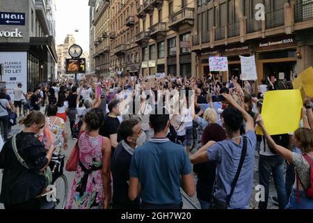 Pas de passe vert et pas de protestation vax à Milan entre la rue du centre-ville. Banque D'Images