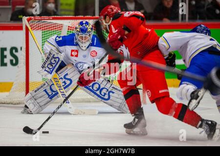 Trinec, République tchèque. 04e septembre 2021. Le gardien de but Kasimir Kaskisuo (Leksands) en action pendant la Ligue de hockey des champions (CHL), un tournoi européen de hockey sur glace, affronte HC Ocelari Trinec (Tchèque) contre Leksands IF (Suède), le 4 septembre 2021, à Trinec, République Tchèque. Crédit : Vladimir Prycek/CTK photo/Alay Live News Banque D'Images