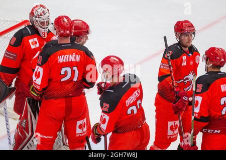 Trinec, République tchèque. 04e septembre 2021. Les joueurs de Trinec sont vus après la Ligue de hockey des champions (CHL), un tournoi européen de hockey sur glace, match HC Ocelari Trinec (Tchèque) contre Leksands IF (Suède), le 4 septembre 2021, à Trinec, République Tchèque. Crédit : Vladimir Prycek/CTK photo/Alay Live News Banque D'Images