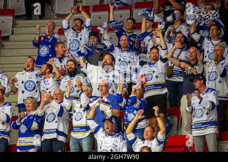 Trinec, République tchèque. 04e septembre 2021. Leksands SI les fans sont vus pendant la Ligue de hockey des Champions (CHL), un tournoi de hockey sur glace européen, match HC Ocelari Trinec (Tchèque) contre Leksands IF (Suède), le 4 septembre 2021, à Trinec, République Tchèque. Crédit : Vladimir Prycek/CTK photo/Alay Live News Banque D'Images