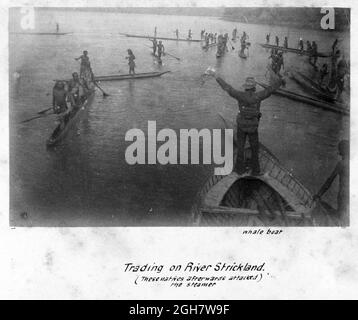 Les Européens négocient avec les autochtones sur la rivière Strickland en Papouasie-Nouvelle-Guinée pendant la G.S.A. (Société géographique de l'Australasie) Nouvelle-Guinée exploration de l'expédition 1885 Banque D'Images