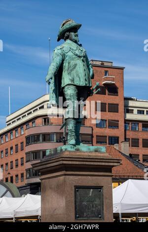 Statue de Christian IV pointant vers le sol par le sculpteur Carl Ludvig Jacobsen à Oslo, Norvège, Europe Banque D'Images