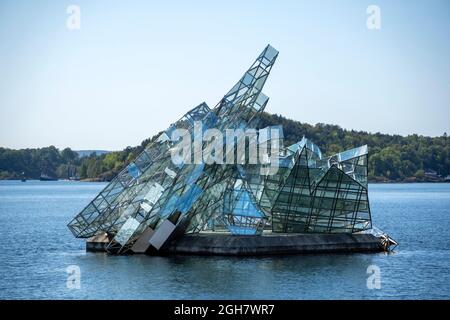 Elle est une sculpture publique de Monica Bonvicini en acier inoxydable et panneaux de verre à côté de l'Opéra d'Oslo, en Norvège Banque D'Images