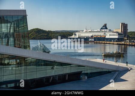 Ferry DFDS Pearl Seaways de Copenhague à Oslo, devant l'Opéra d'Oslo à Olso, en Norvège, en Europe Banque D'Images