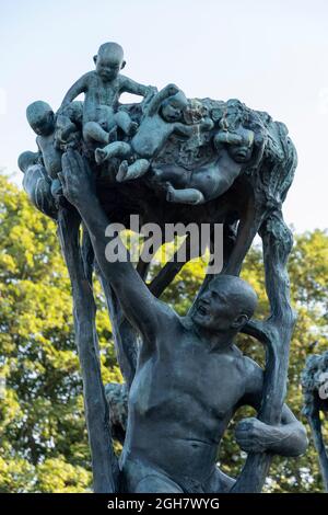 Statue en bronze par le sculpteur Gustav Vigeland au parc Frogner à Oslo, Norvège Banque D'Images