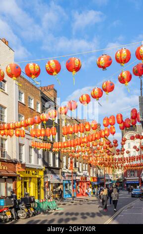 Des lanternes chinoises colorées en rouge et or se tenaient de l'autre côté de Little Newport Street dans Chinatown, dans le quartier West End de Londres, dans le quartier W2 de la Cité de Westminster Banque D'Images