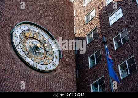 Horloge astronomique à l'hôtel de ville d'Oslo, Oslo, Norvège, Scandinavie, Europe Banque D'Images