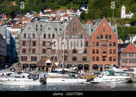 Bryggen, alias Tyskebryggen, est une série de bâtiments commerciaux du patrimoine hanséatique qui s'inscrit dans la partie orientale du port de Vågen à Bergen, en Norvège Banque D'Images