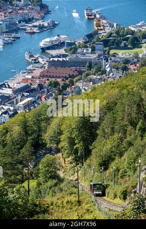 Montée en funiculaire de la station Fløibanen jusqu'au mont Fløyen à Bergen, Norvège, Europe Banque D'Images