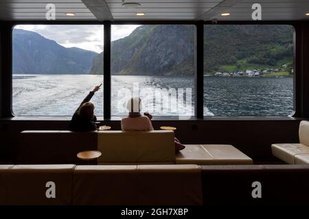 Les touristes apprécient la vue sur les fjords de l'intérieur de l'avenir du navire touristique Fjords en Norvège, Europe Banque D'Images