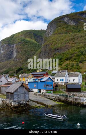 Village d'Undredal le long de l'Aurlandsfjorden en Norvège, en Europe Banque D'Images