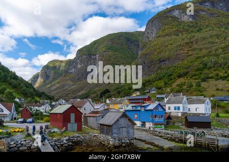 Village d'Undredal le long de l'Aurlandsfjorden en Norvège, en Europe Banque D'Images