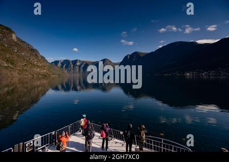 Touristes sur le pont du futur du navire touristique des Fjords en Norvège, Europe Banque D'Images