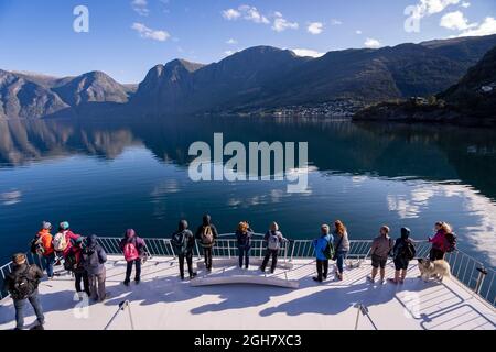 Touristes sur le pont du futur du navire touristique des Fjords en Norvège, Europe Banque D'Images