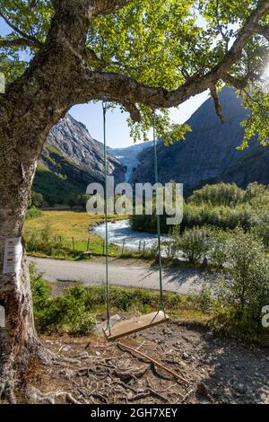 Balançoire au glacier de Briskdal, parc national du glacier de Jostedal, Norvège, Europe Banque D'Images