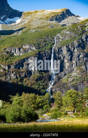 Cascade près du glacier Briskdal au parc national du glacier Jostedal, Norvège, Europe Banque D'Images